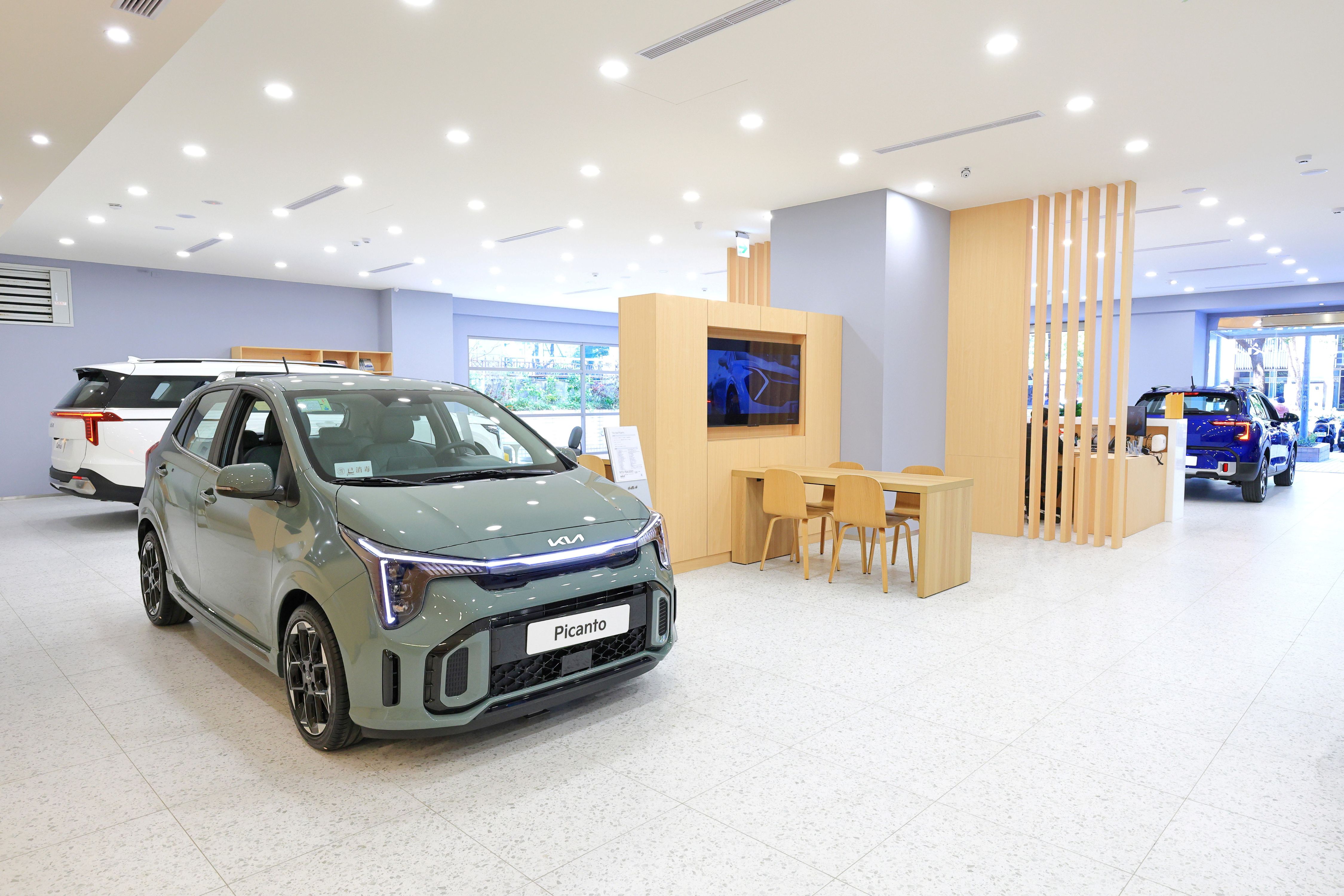 4. Kia台北松江展示中心室內空間運用品牌專屬的簡約設計語彙，搭配溫潤木質調的優雅質感，交織出靜謐且具現代感的美學氛圍。